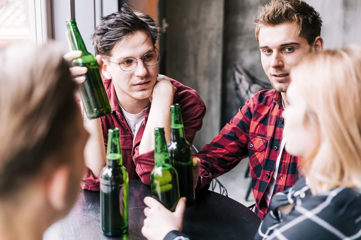 Przyczyny alkoholizmu - picie towarzyskie w grupie młodych ludzi jako czynnik ryzyka rozwoju uzależnienia