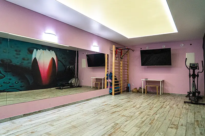 Sala gimnastyczna z lustrem w Ośrodku Koninki jako rodzaj wsparcia w leczeniu uzależnień